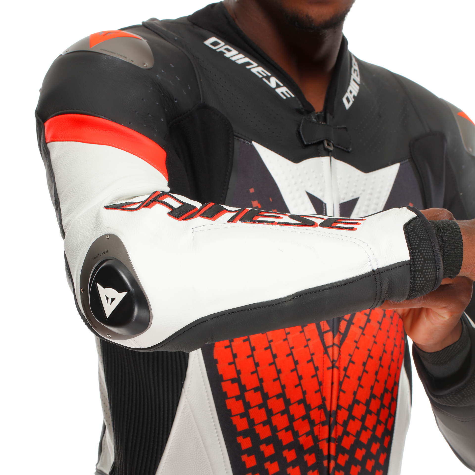 Dainese Laguna Seca 6 Tek Parça Deri Kombinasyonu – Perforasyonlu Yarış Tulumu | Erkek | Beyaz/Kırmızı 