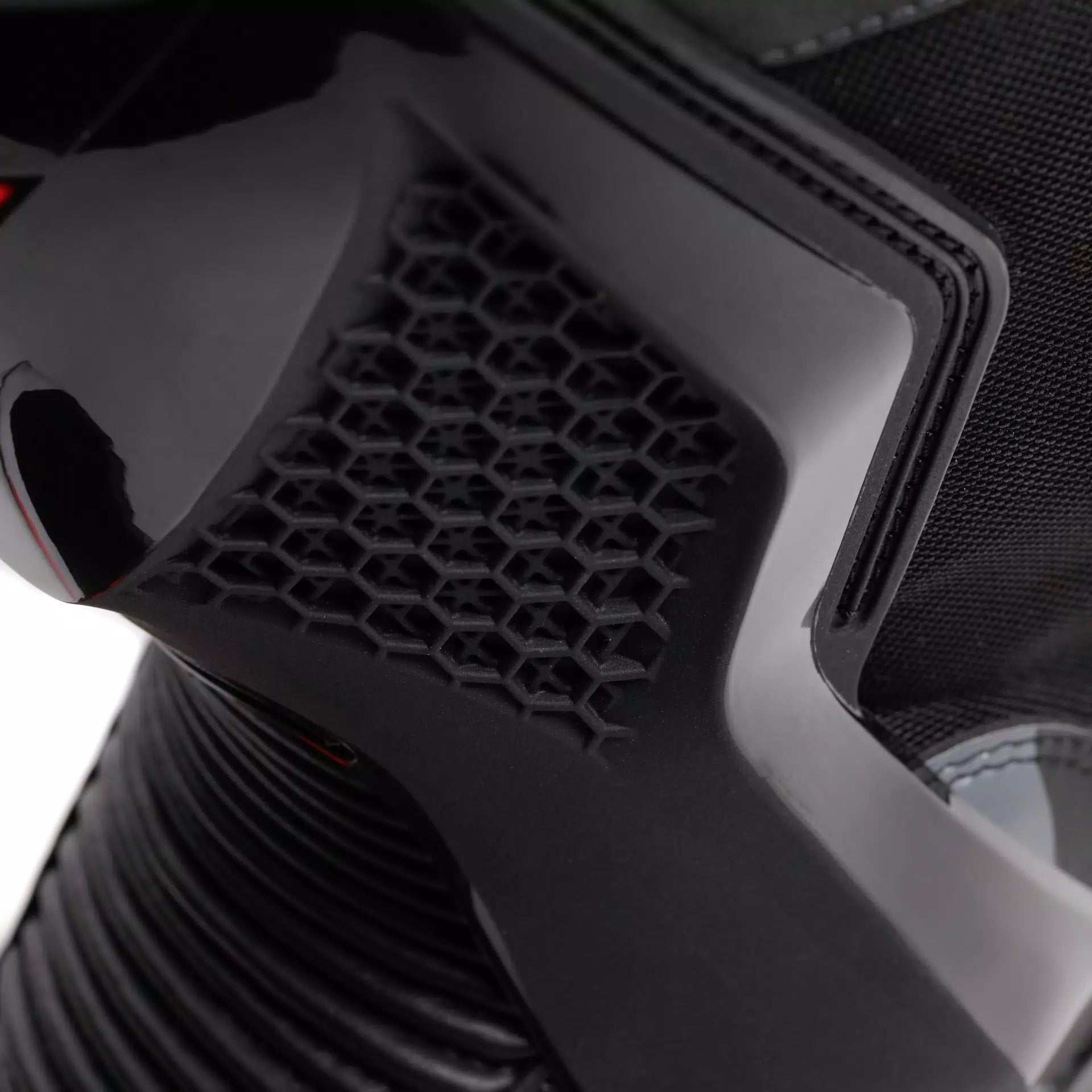 Dainese Torque 4 Air Yarış ve Sokak Motosiklet Botları Yaz | Erkek | Siyah/Beyaz/Kırmızı | 2017900086N3200 