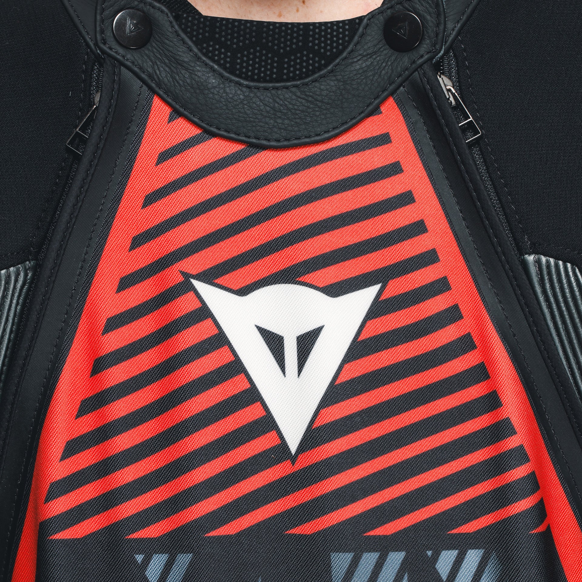 Dainese Audax D-ZIP Tek Parça Deri Kombin – Perfore Yarış Tulumu | Erkek | Siyah/Kırmızı 