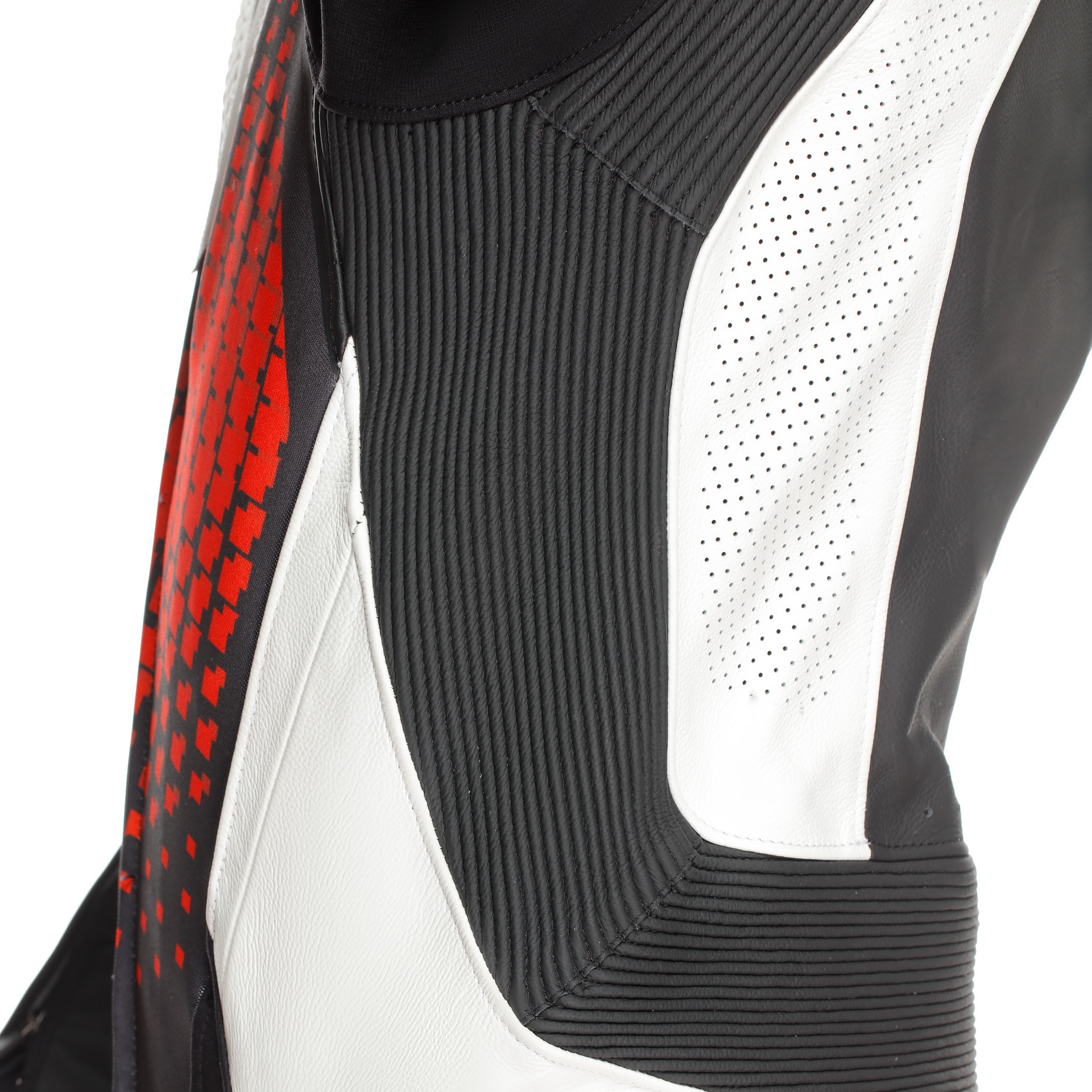 Dainese Laguna Seca 6 Tek Parça Deri Kombinasyonu – Perforasyonlu Yarış Tulumu | Erkek | Beyaz/Kırmızı 