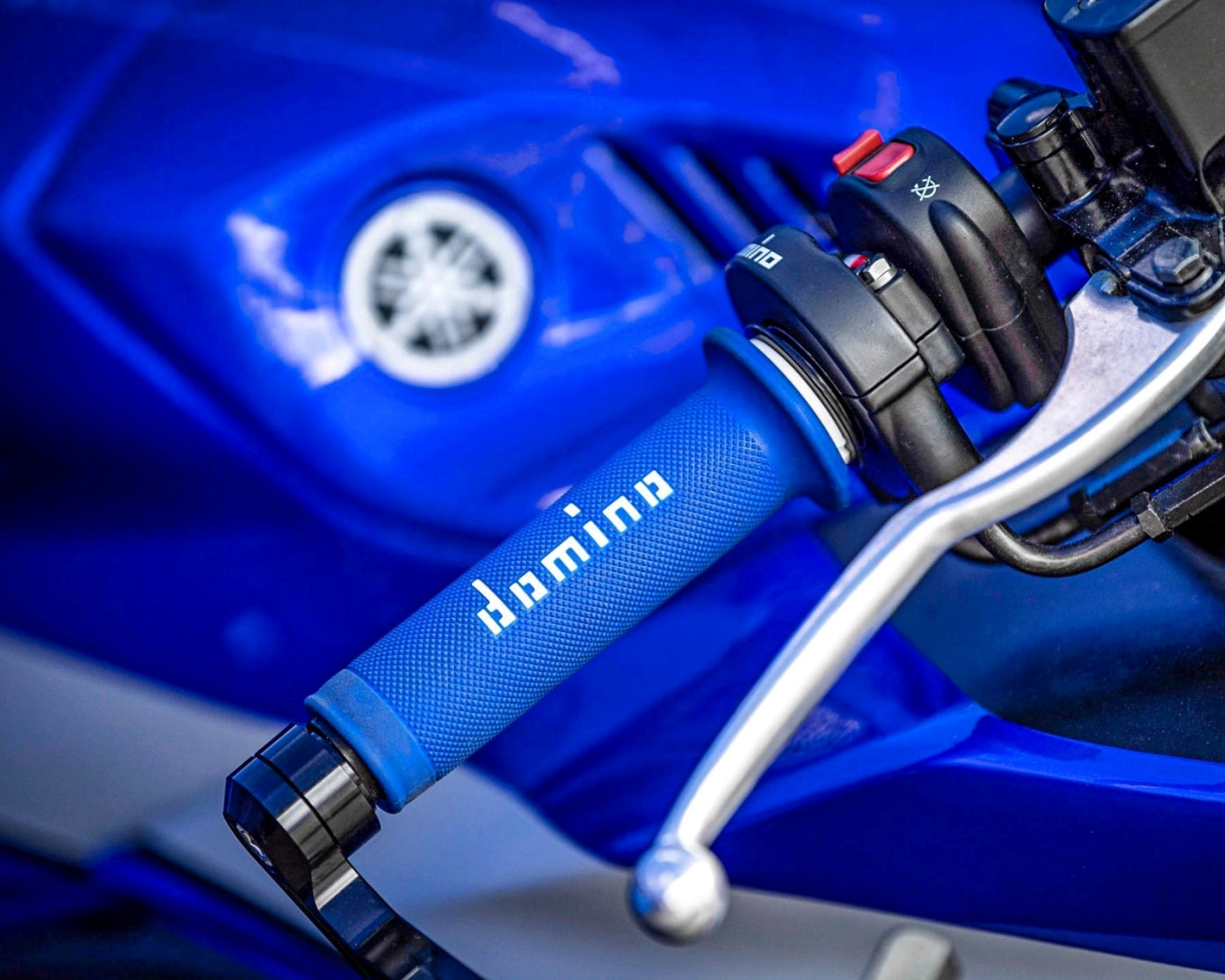 Domino A010 Yarış Kolu – Farklı renklerde grip lastiği 