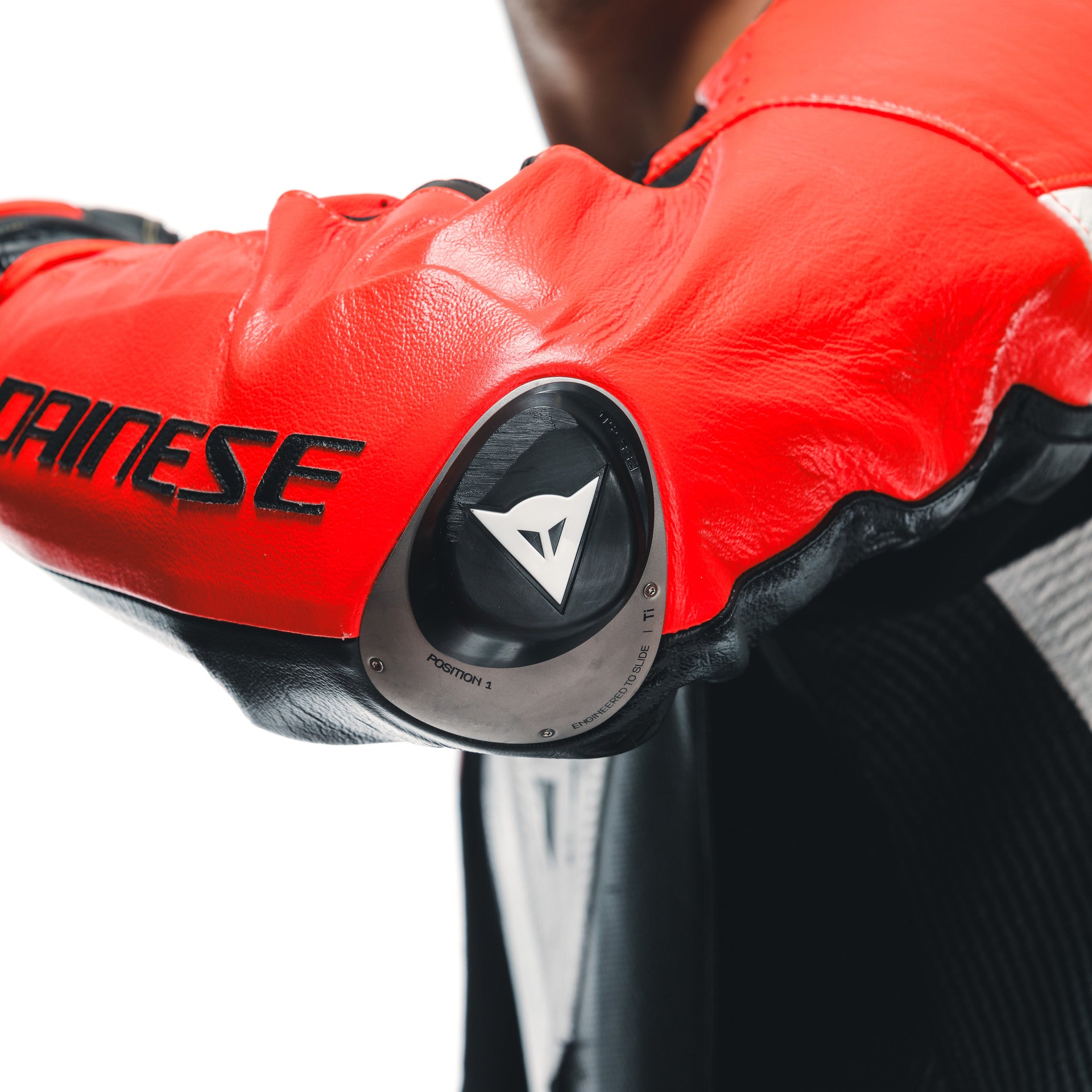 Dainese Mugello 3 D-AIR® Tek parça deri kombine – Perforasyonlu hava yastığı yarış kıyafeti | Erkek | Siyah/Kırmızı 