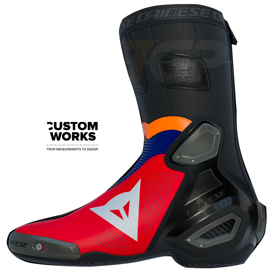 Dainese Axial 2 Air Racing ve yol motosikleti botu Luca Marini Replica 2026 | Erkek | Lav Kırmızı / Electric Mavi / Flüor Turuncu / Beyaz | Custom Works 