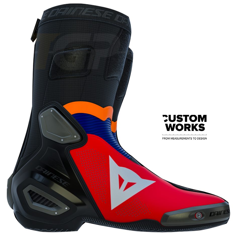 Dainese Axial 2 Air Racing ve yol motosikleti botu Luca Marini Replica 2026 | Erkek | Lav Kırmızı / Electric Mavi / Flüor Turuncu / Beyaz | Custom Works 