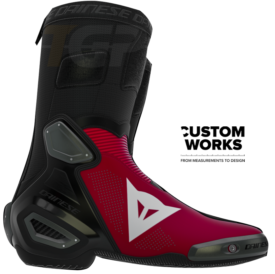 Dainese Axial 2 Air Racing ve sokak motosiklet botu Nicolò Bulega Replica 2026 | Erkek | Dainese Kırmızı / Beyaz | Custom Works 