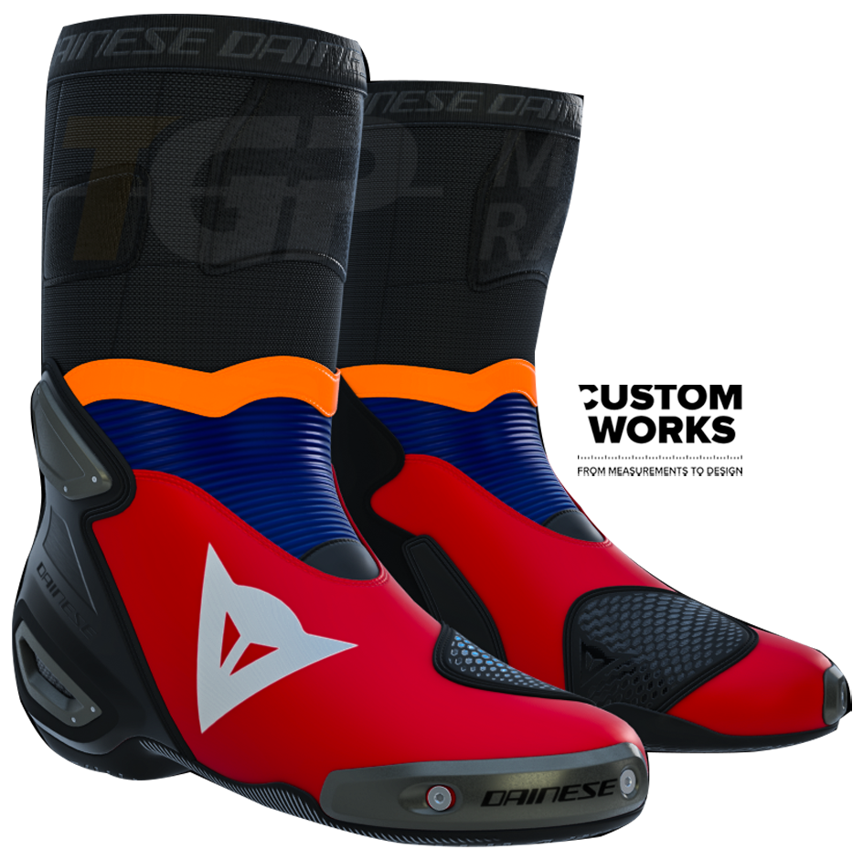 Dainese Axial 2 Racing ve sokak motosiklet botu Luca Marini Replica 2026 | Erkek | Lav Kırmızısı / Elektrik Mavisi / Flüor Turuncu / Beyaz | Custom Works 
