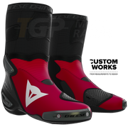 Dainese Axial 2 Racing ve yol motosiklet botları Nicolò Bulega Replica 2026 | Erkek | Dainese Kırmızı / Beyaz | Custom Works 