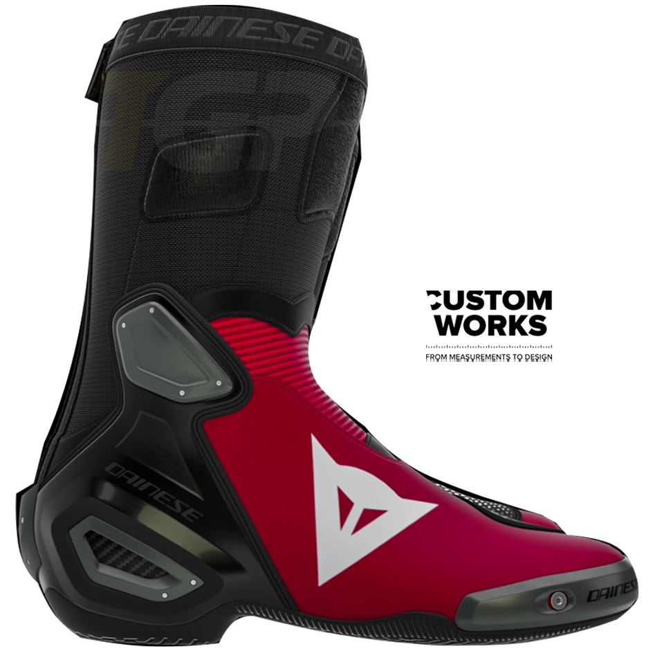 Dainese Axial 2 Racing ve yol motosiklet botları Nicolò Bulega Replica 2026 | Erkek | Dainese Kırmızı / Beyaz | Custom Works 