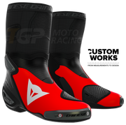 Dainese Axial 2 Racing und Straßen Motorradstiefel Marco Bezzecchi Replica 2026 | Herren | Fluo Rot / Schwarz | Custom Works