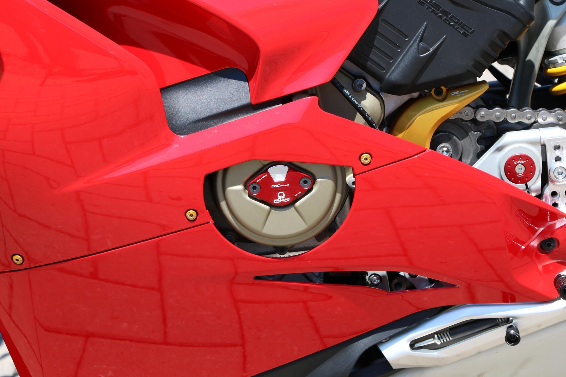 Ateşleme kapağı / Zamanlama Kontrol Kapağı Pramac Racing Sınırlı Üretim CNC Yarış Ducati Panigale V4/S (2025-2026) CF266PR 