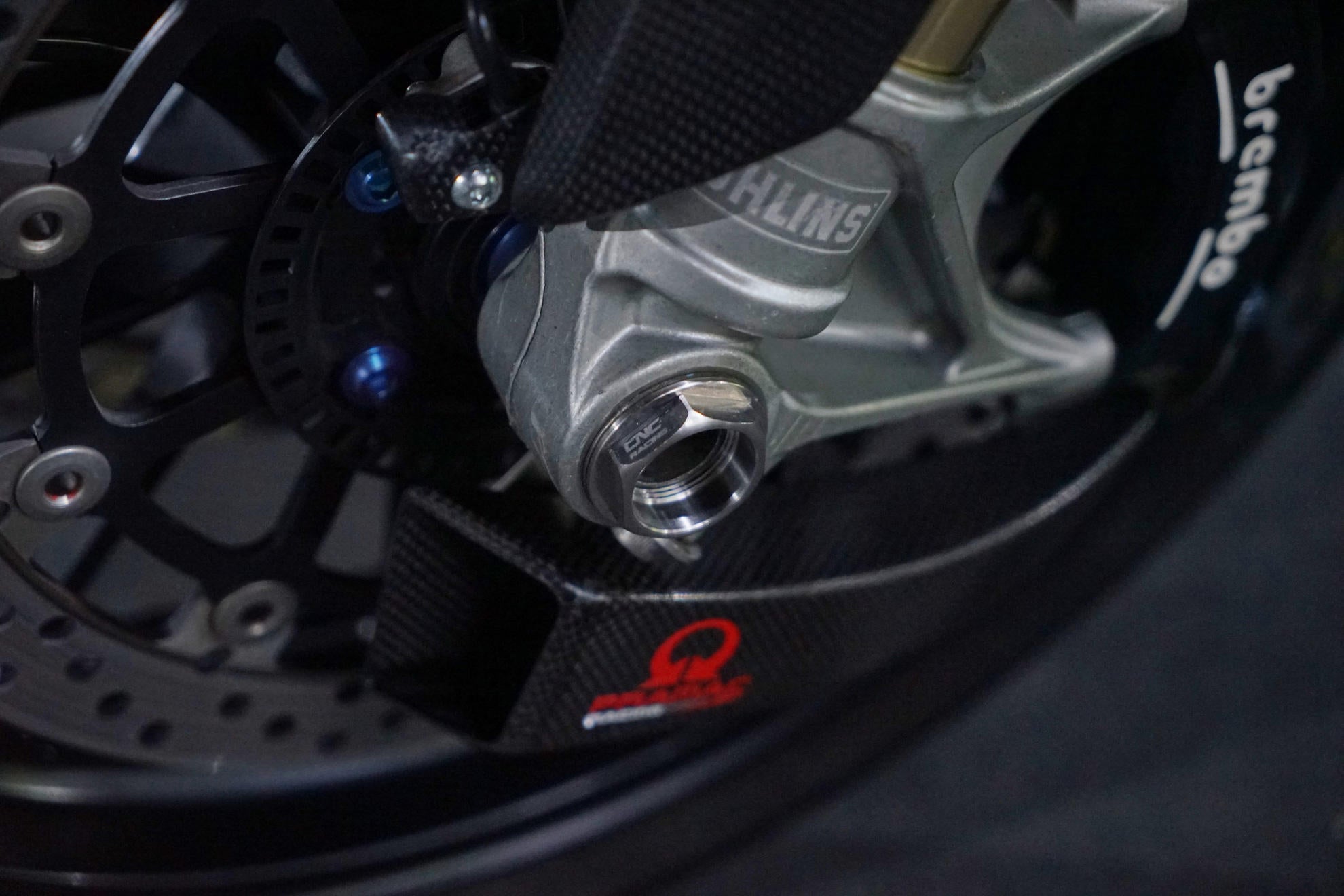 CNC Racing Titan somunu Ön tekerlek aksı Ducati Panigale V4/S/R (25-26) DA396X 