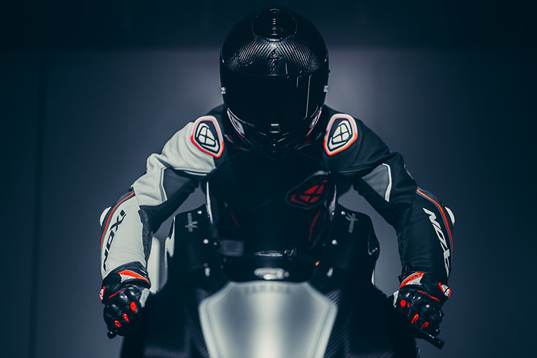 IXON Demonio Demonio-Tulum Deri Tulum – Delikli yarış tulumu | Erkek | Siyah/Beyaz/Kırmızı 