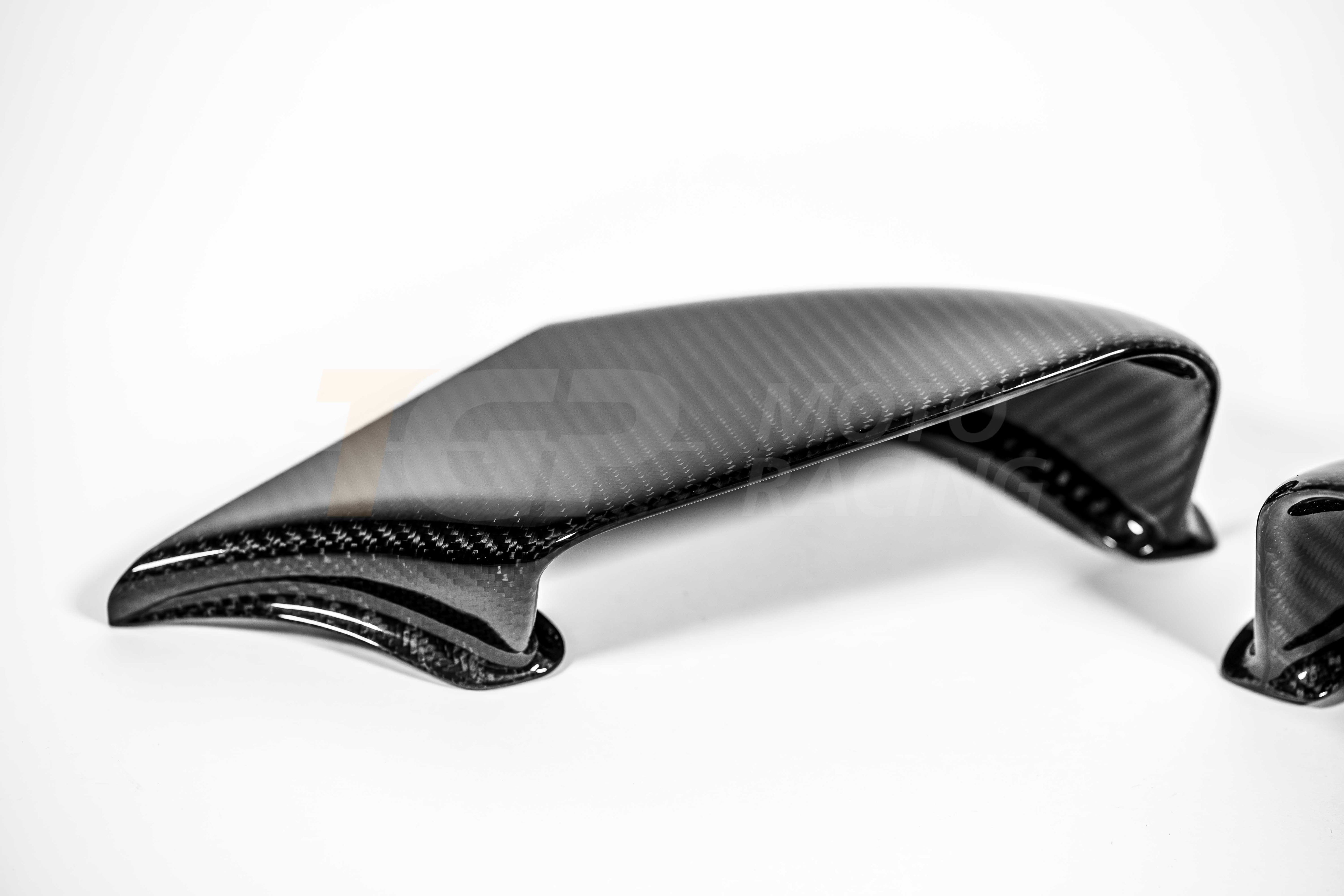 Ducati Panigale V4/S/R (25-26) için 200 g Karbon AP Karbon Line Corner Sidepod Seti 