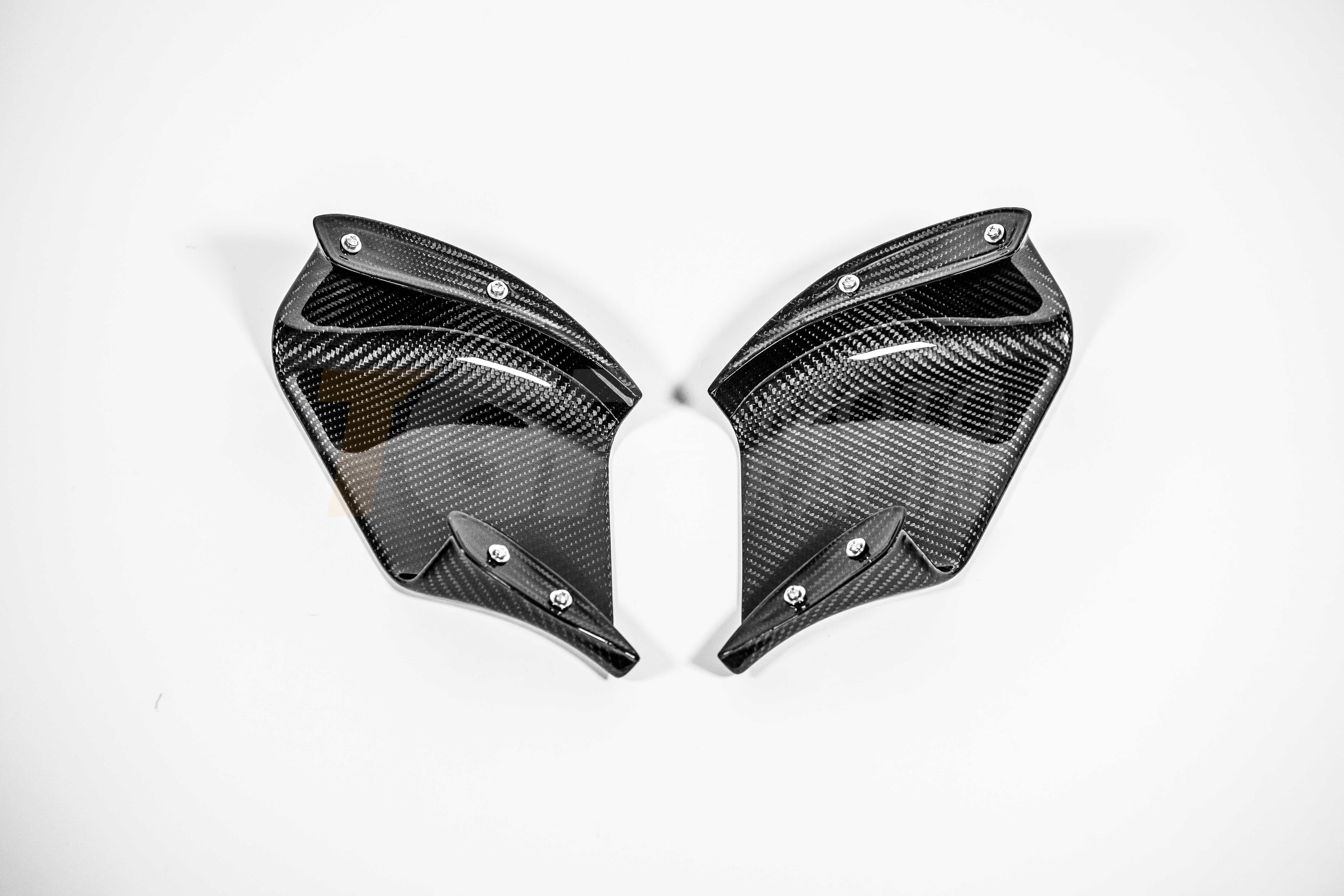 Ducati Panigale V4/S/R (25-26) için 200 g Karbon AP Karbon Line Corner Sidepod Seti 