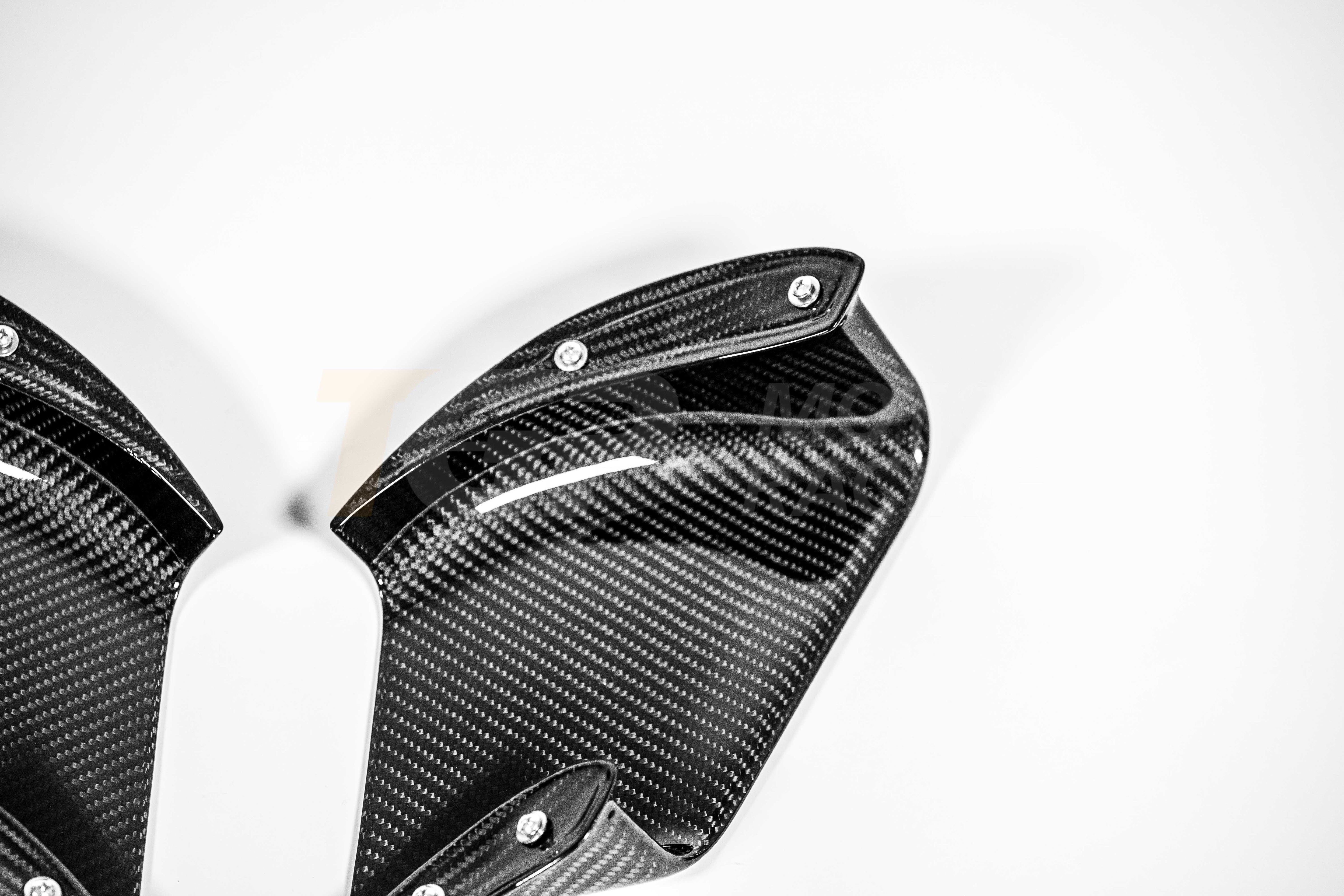 Ducati Panigale V4/S/R (25-26) için 200 g Karbon AP Karbon Line Corner Sidepod Seti 