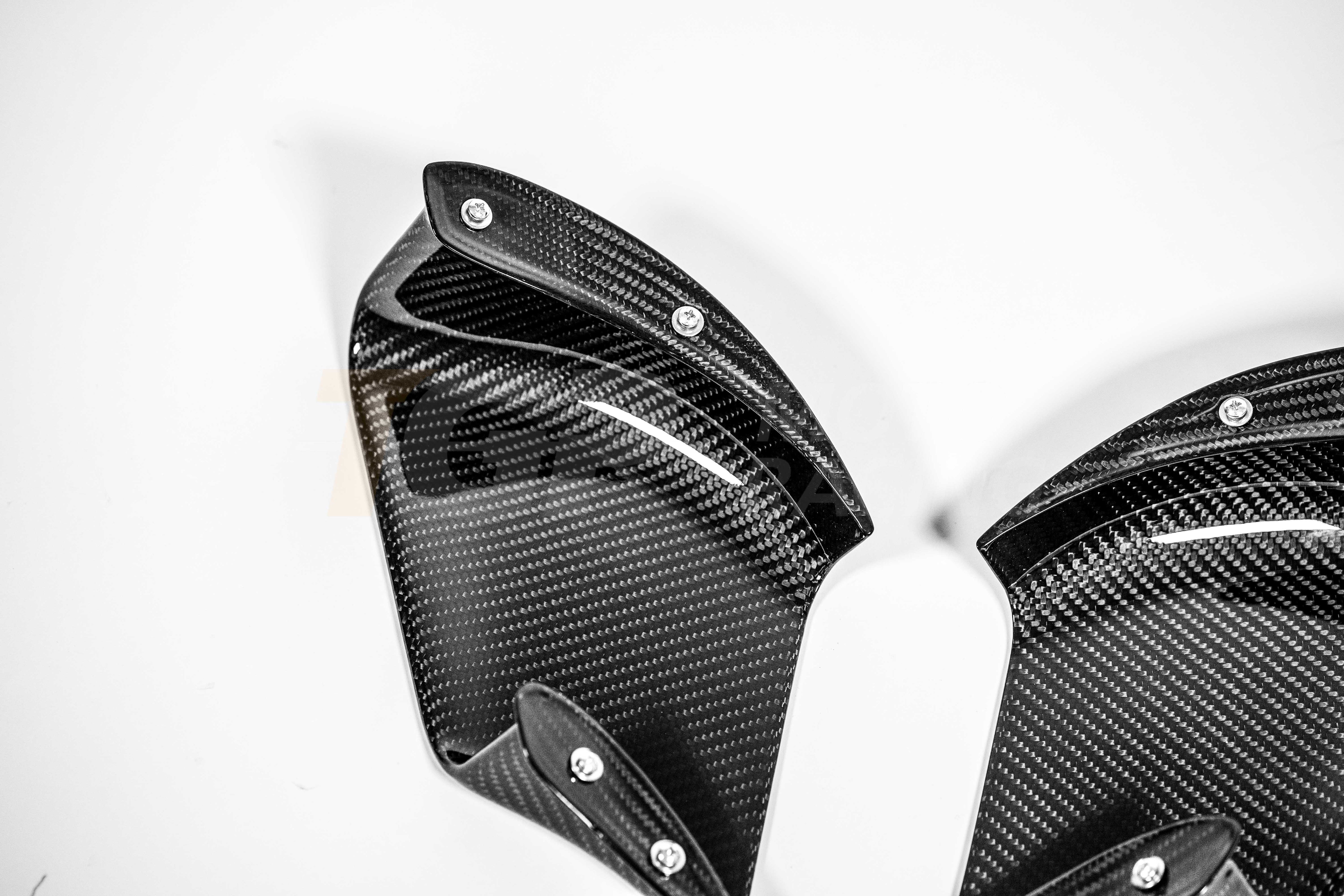 Ducati Panigale V4/S/R (25-26) için 200 g Karbon AP Karbon Line Corner Sidepod Seti 