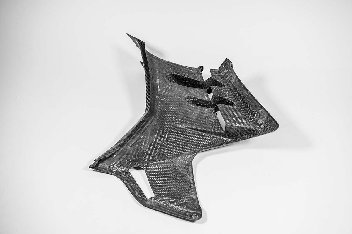 Sağ yan parça 200g AP Karbon Hattı Aprilia RSV4/RR/1100 Fabrika (21-26) 