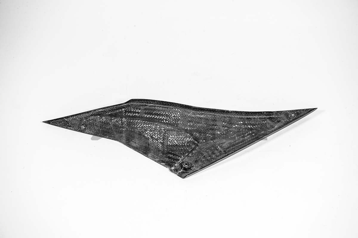 Tank yan parçası Alt Sağ 200g AP Karbon Hattı Aprilia RSV4/RR/1100 Fabrika (21-25) 