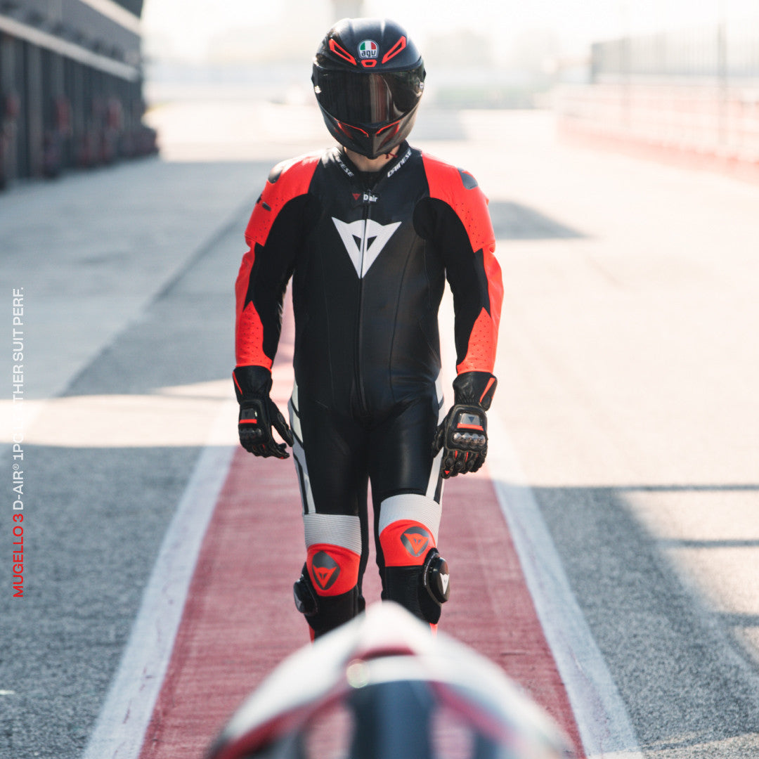 Dainese Mugello 3 D-AIR® Tek parça deri kombine – Perforasyonlu hava yastığı yarış kıyafeti | Erkek | Siyah/Kırmızı 