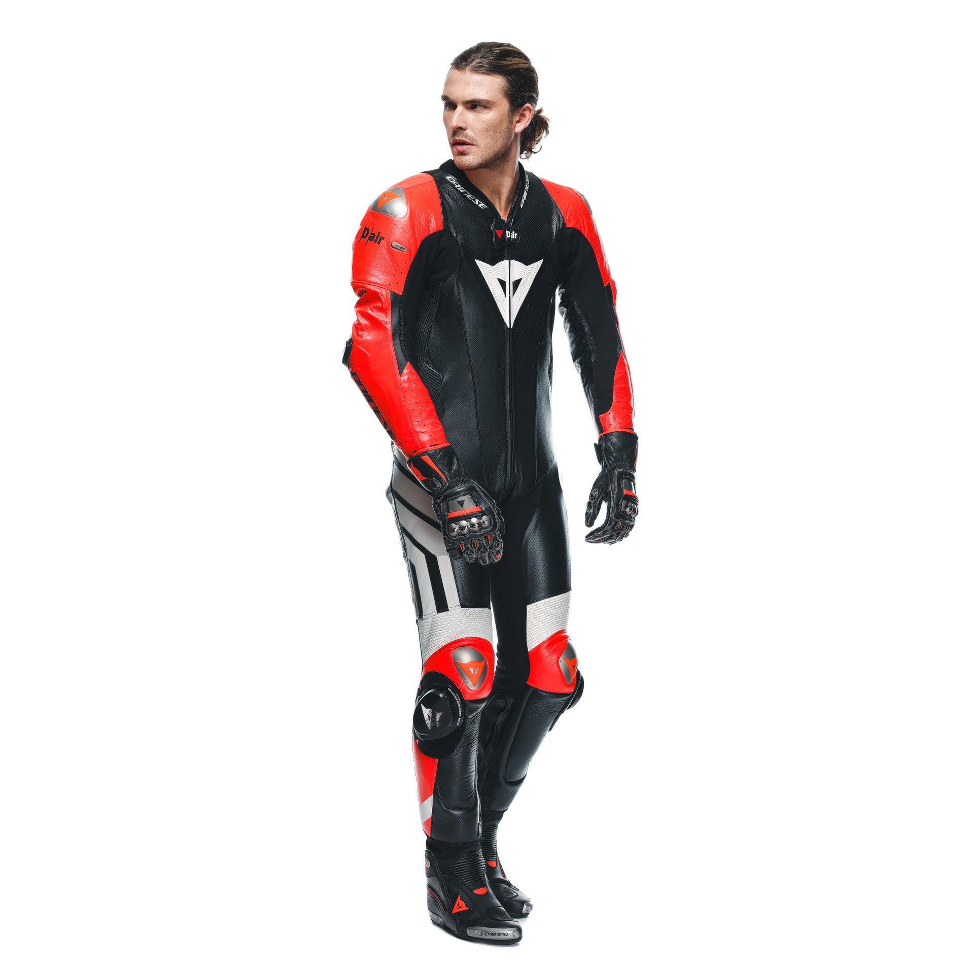 Dainese Mugello 3 D-AIR® Tek parça deri kombine – Perforasyonlu hava yastığı yarış kıyafeti | Erkek | Siyah/Kırmızı 