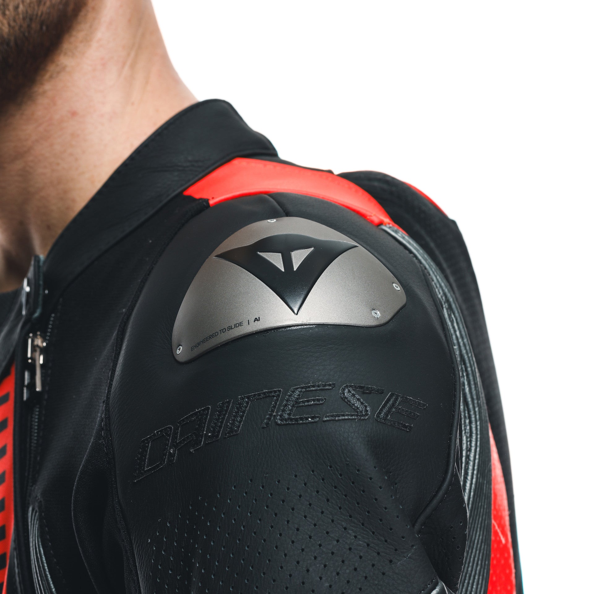 Dainese Audax D-ZIP Tek Parça Deri Kombin – Perfore Yarış Tulumu | Erkek | Siyah/Kırmızı 