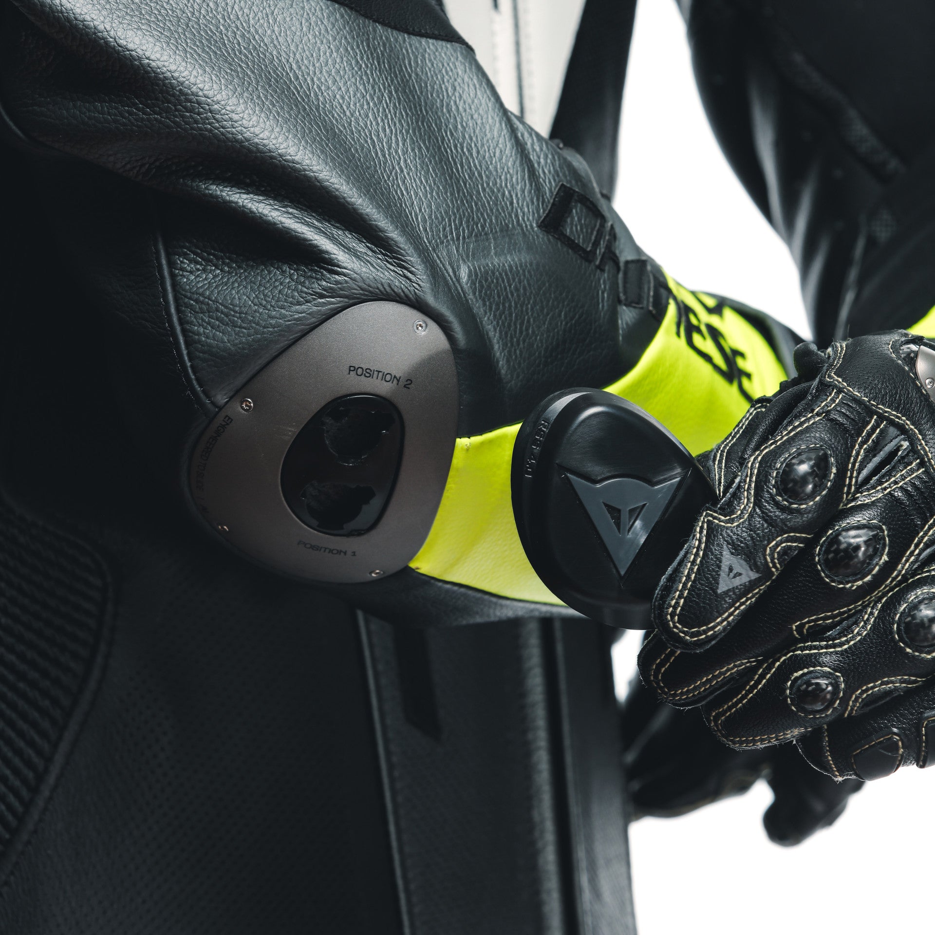 Dainese Misano 3 D-AIR® Tek parça deri kombine – Perforated hava yastıklı yarış kıyafeti | Erkek | Siyah/Neon Sarı 