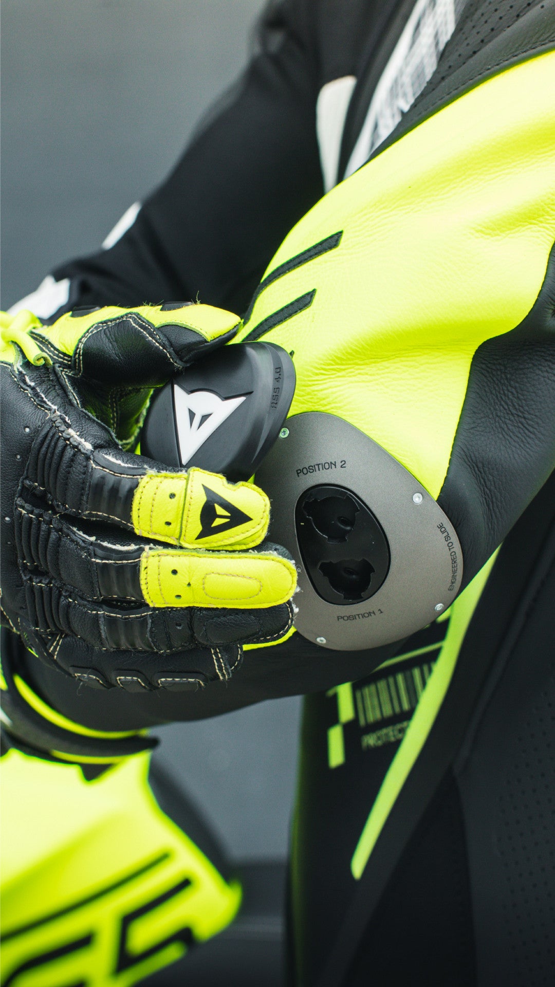 Dainese Audax D-ZIP Tek Parça Deri Kombinasyonu – Perfore Yarış Tulumu | Erkek | Siyah/Neon Sarı 