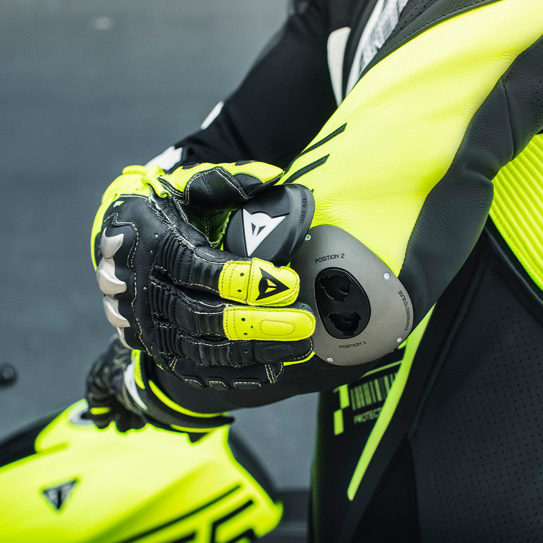 Dainese Audax D-ZIP Tek Parça Deri Kombinasyonu – Perfore Yarış Tulumu | Erkek | Siyah/Neon Sarı 