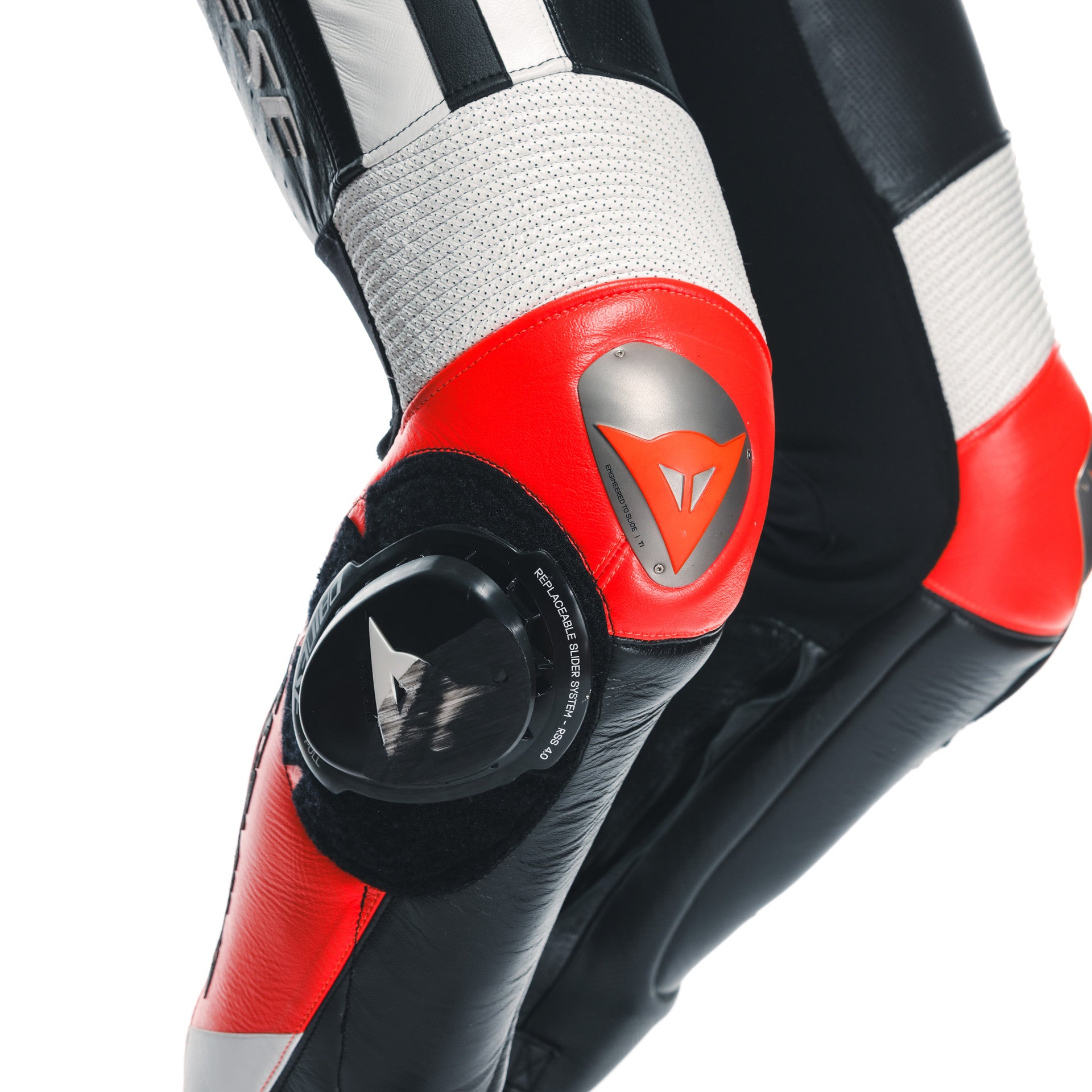 Dainese Mugello 3 D-AIR® Tek parça deri kombine – Perforasyonlu hava yastığı yarış kıyafeti | Erkek | Siyah/Kırmızı 