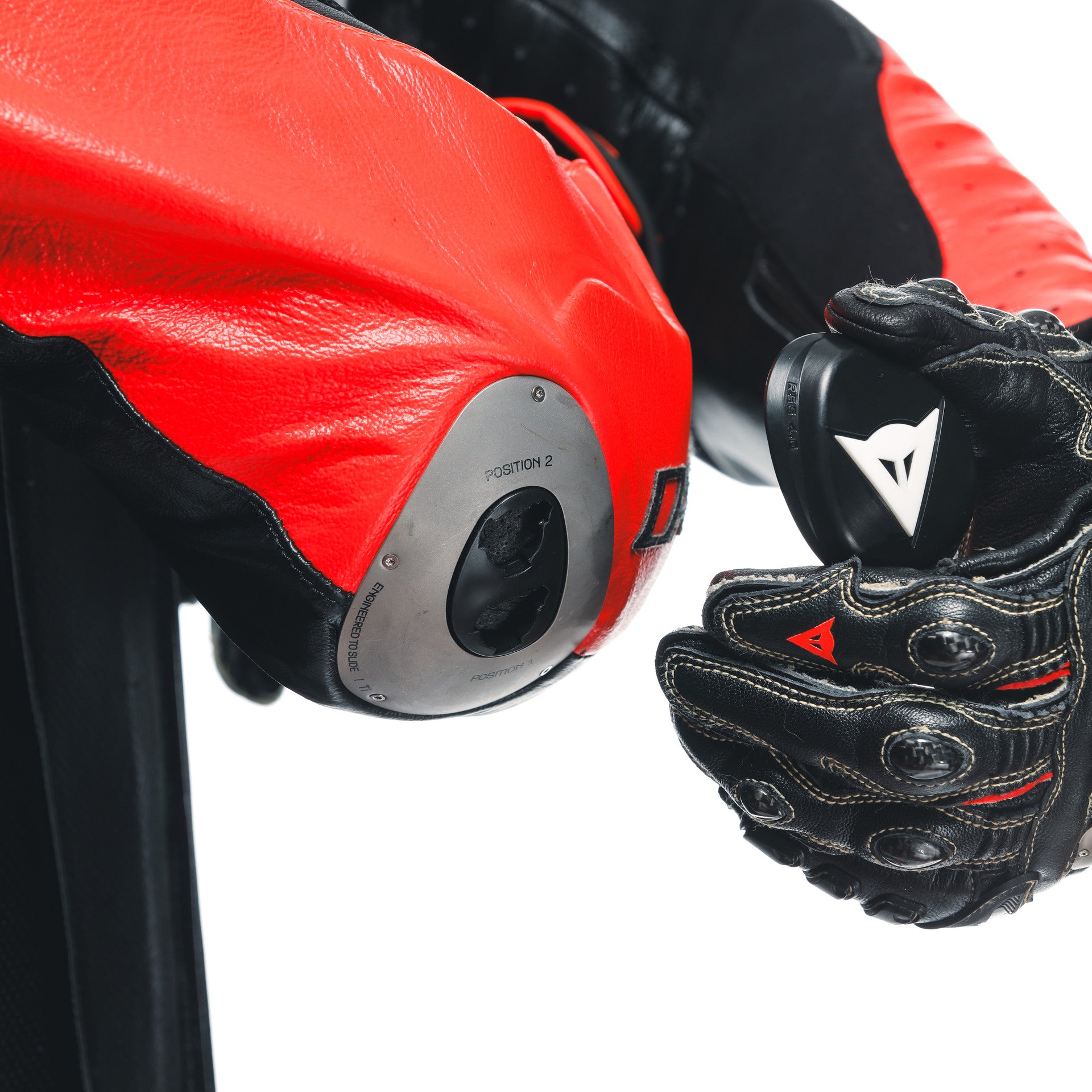 Dainese Mugello 3 D-AIR® Tek parça deri kombine – Perforasyonlu hava yastığı yarış kıyafeti | Erkek | Siyah/Kırmızı 