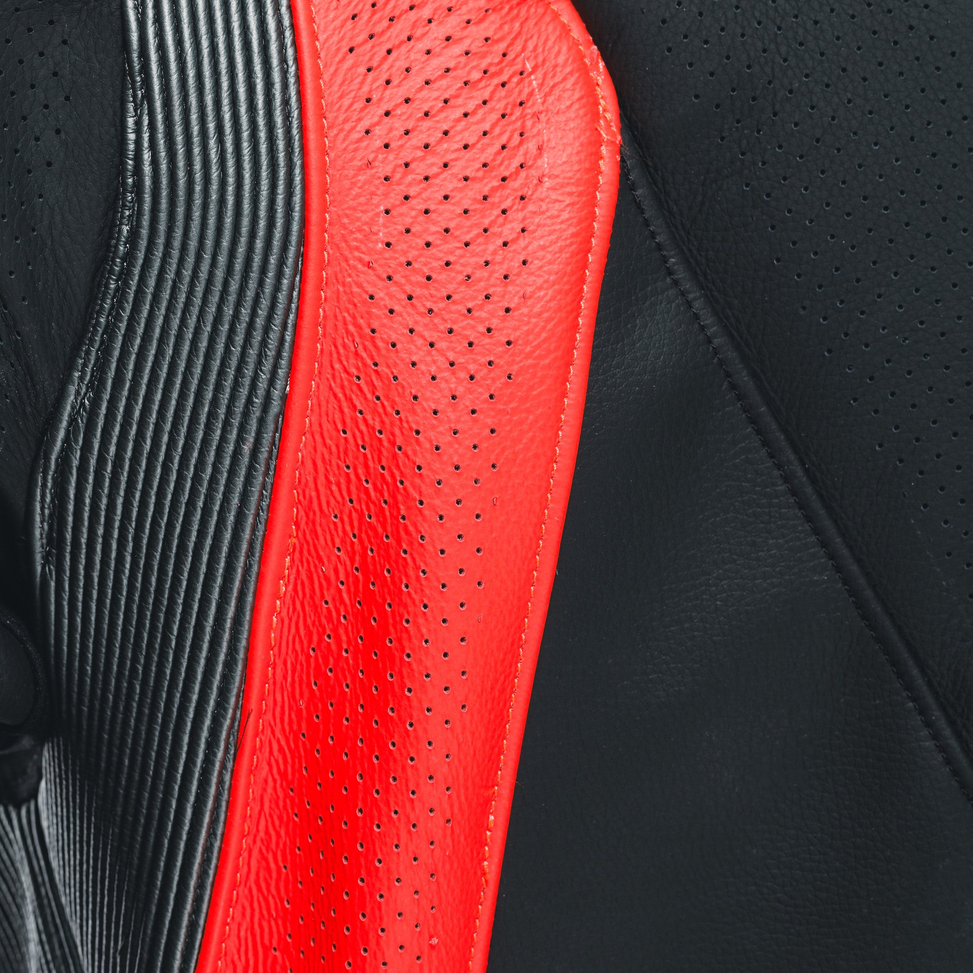 Dainese Audax D-ZIP Tek Parça Deri Kombin – Perfore Yarış Tulumu | Erkek | Siyah/Kırmızı 