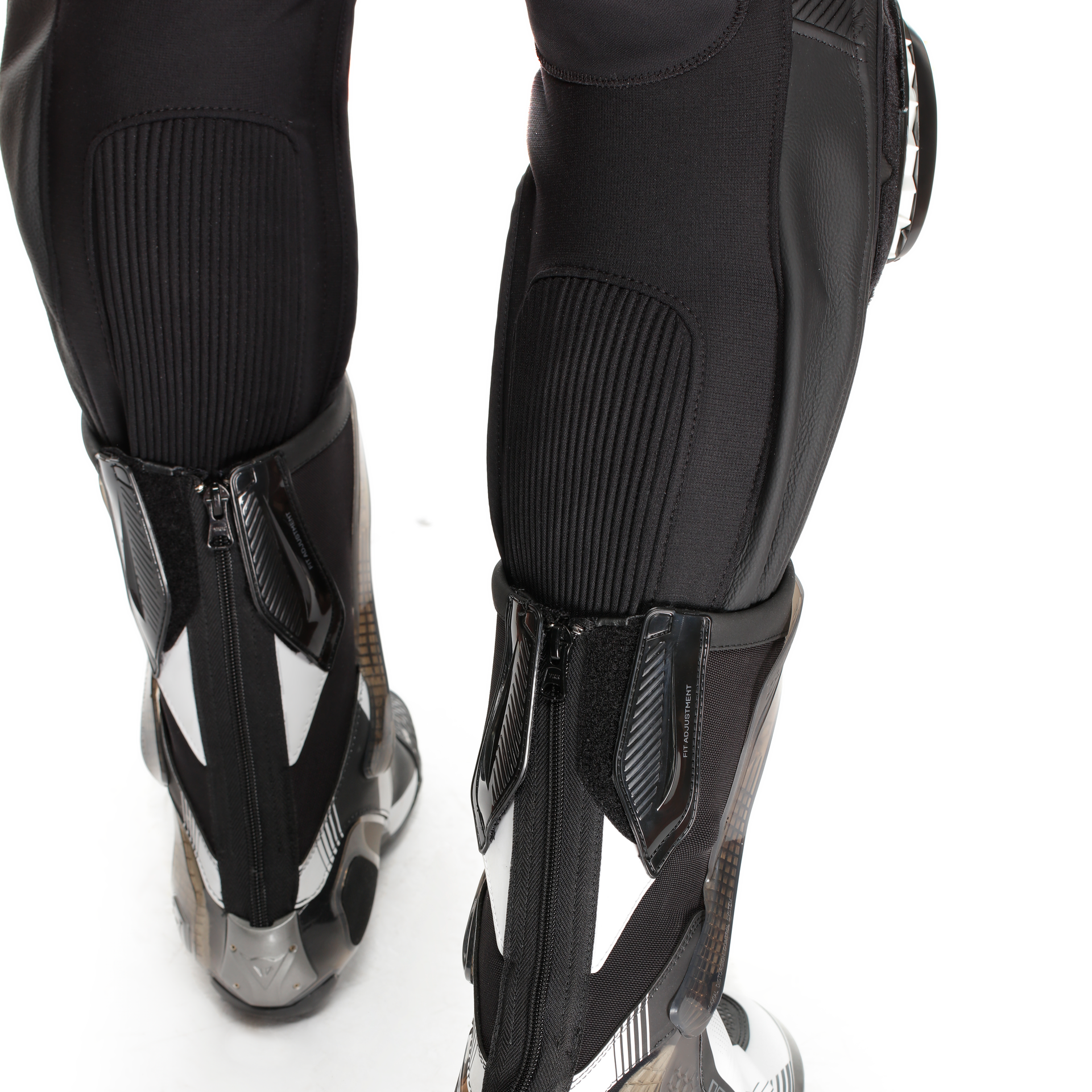 Dainese Laguna Seca 6 Tek Parça Deri Kombin – Perfore Yarış Tulumu | Erkek | Siyah/Beyaz 