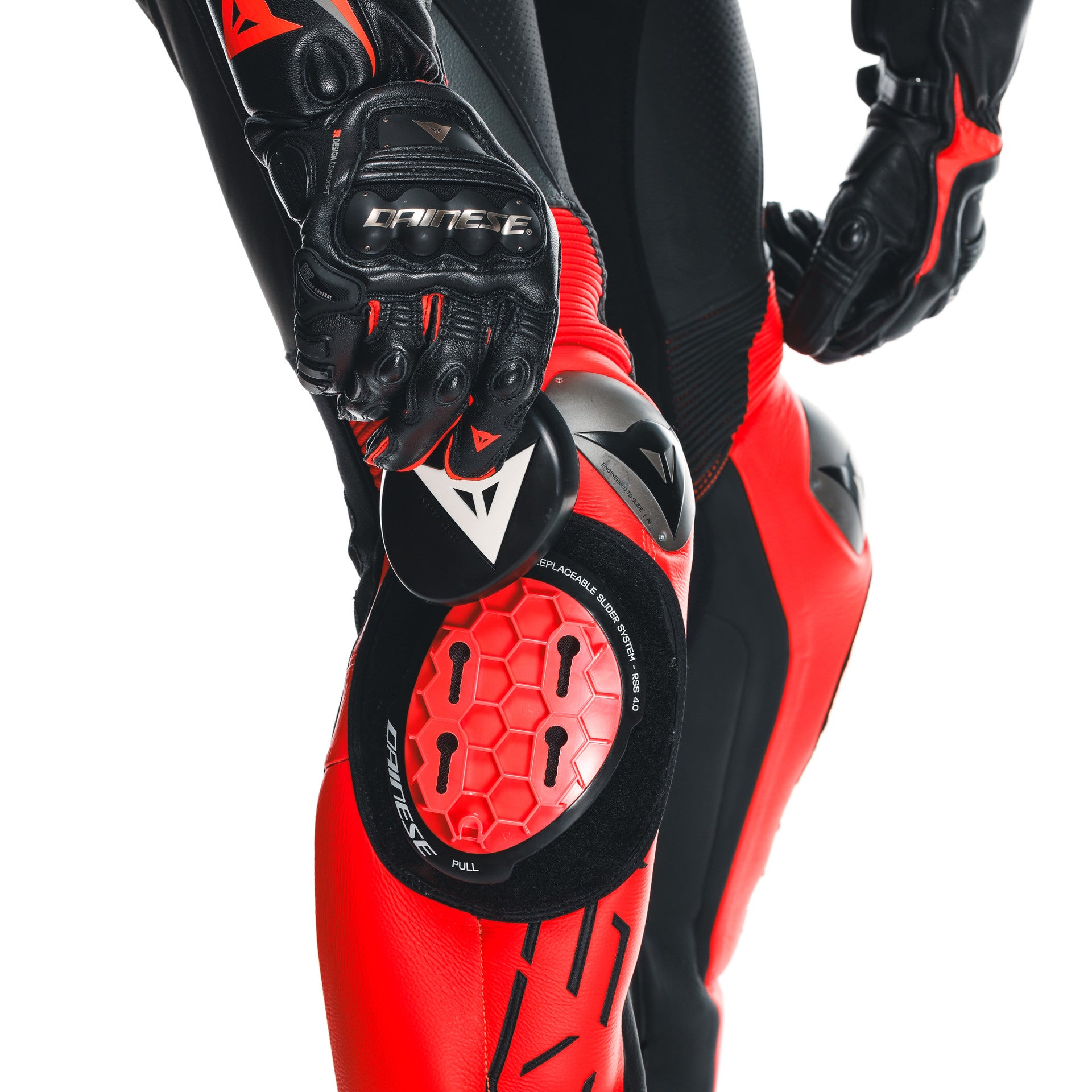 Dainese Audax D-ZIP Tek Parça Deri Kombin – Perfore Yarış Tulumu | Erkek | Siyah/Kırmızı 