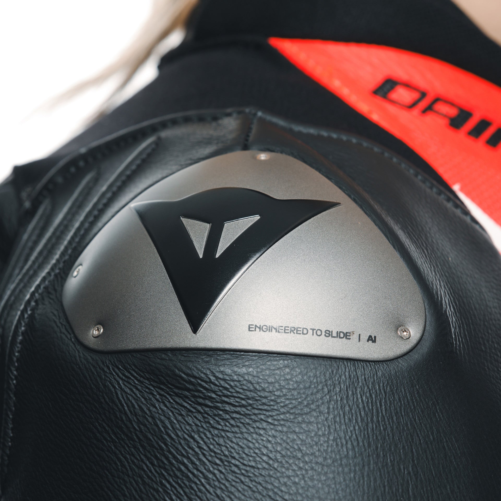 Dainese Misano 3 Lady D-AIR® Tek parça deri kombine – Perforated hava yastıklı yarış kıyafeti | Kadın | Kırmızı 