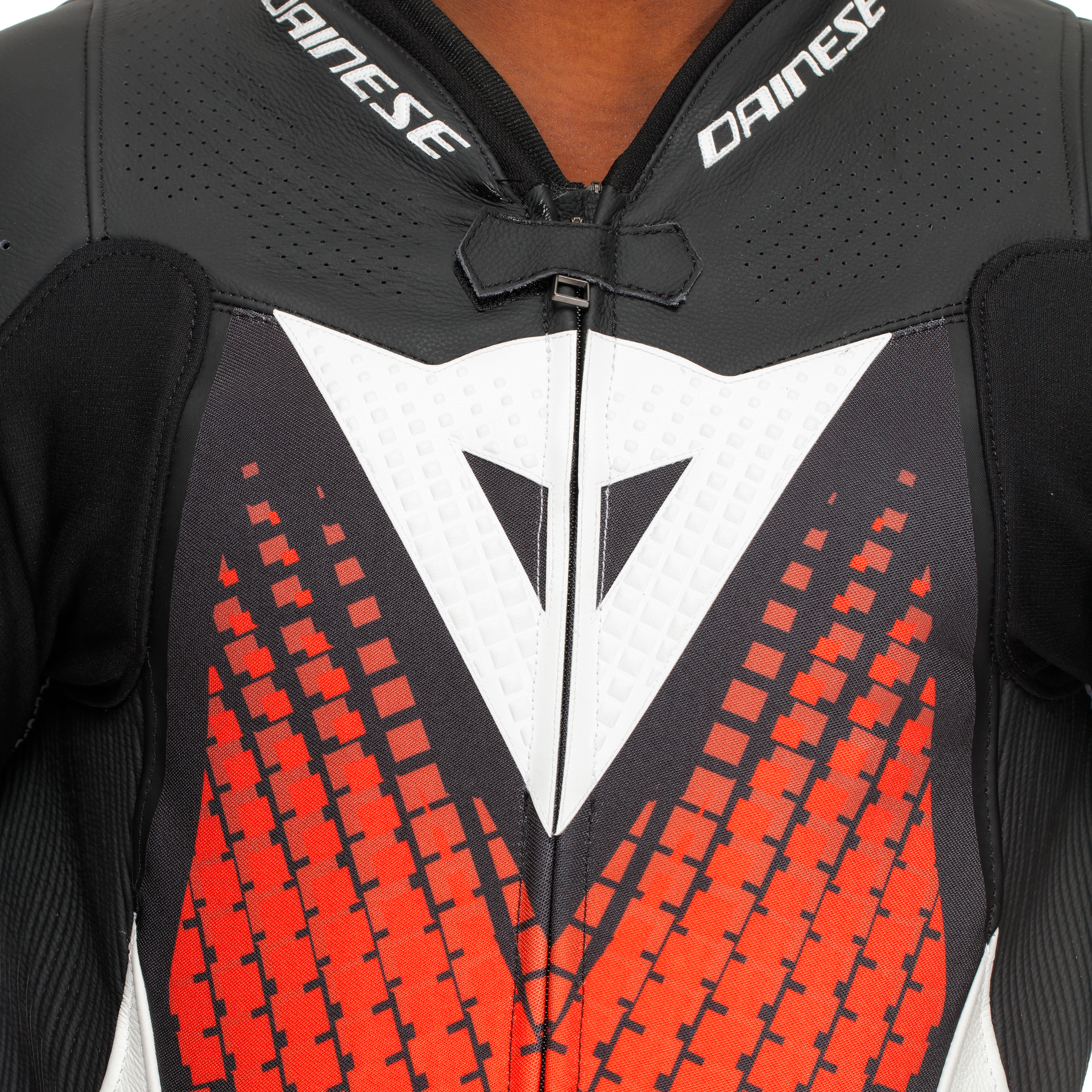Dainese Laguna Seca 6 Tek Parça Deri Kombinasyonu – Perforasyonlu Yarış Tulumu | Erkek | Beyaz/Kırmızı 