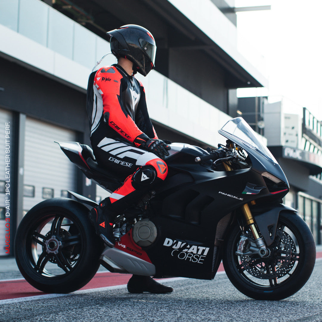 Dainese Mugello 3 D-AIR® Tek parça deri kombine – Perforasyonlu hava yastığı yarış kıyafeti | Erkek | Siyah/Kırmızı 