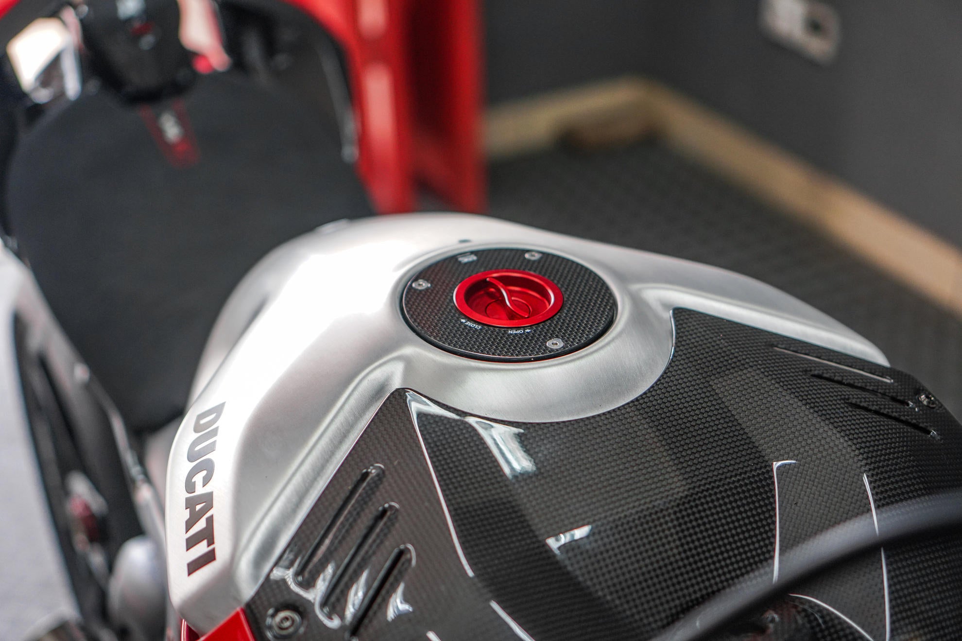 Ducati Panigale V4/S/R (25-26) için Carbon CNC Racing Yakıt Kapak TSB21 