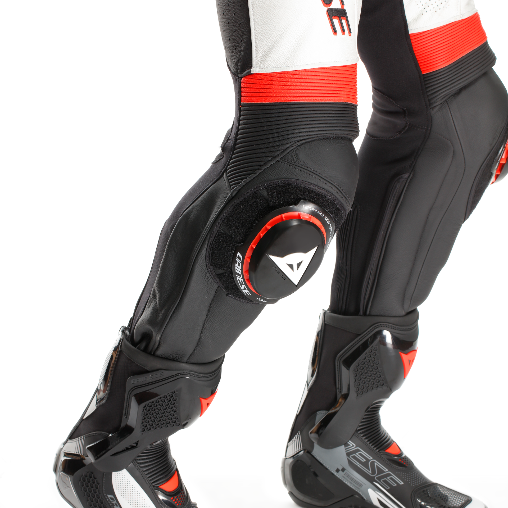 Dainese Laguna Seca 6 Tek Parça Deri Kombinasyonu – Perforasyonlu Yarış Tulumu | Erkek | Beyaz/Kırmızı 