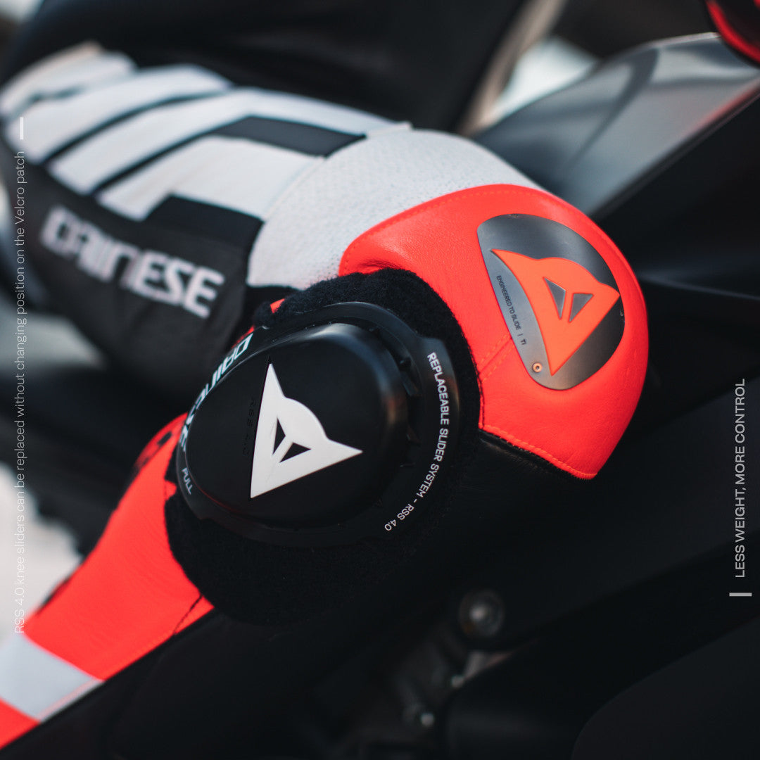 Dainese Mugello 3 D-AIR® Tek parça deri kombine – Perforasyonlu hava yastığı yarış kıyafeti | Erkek | Siyah/Kırmızı 
