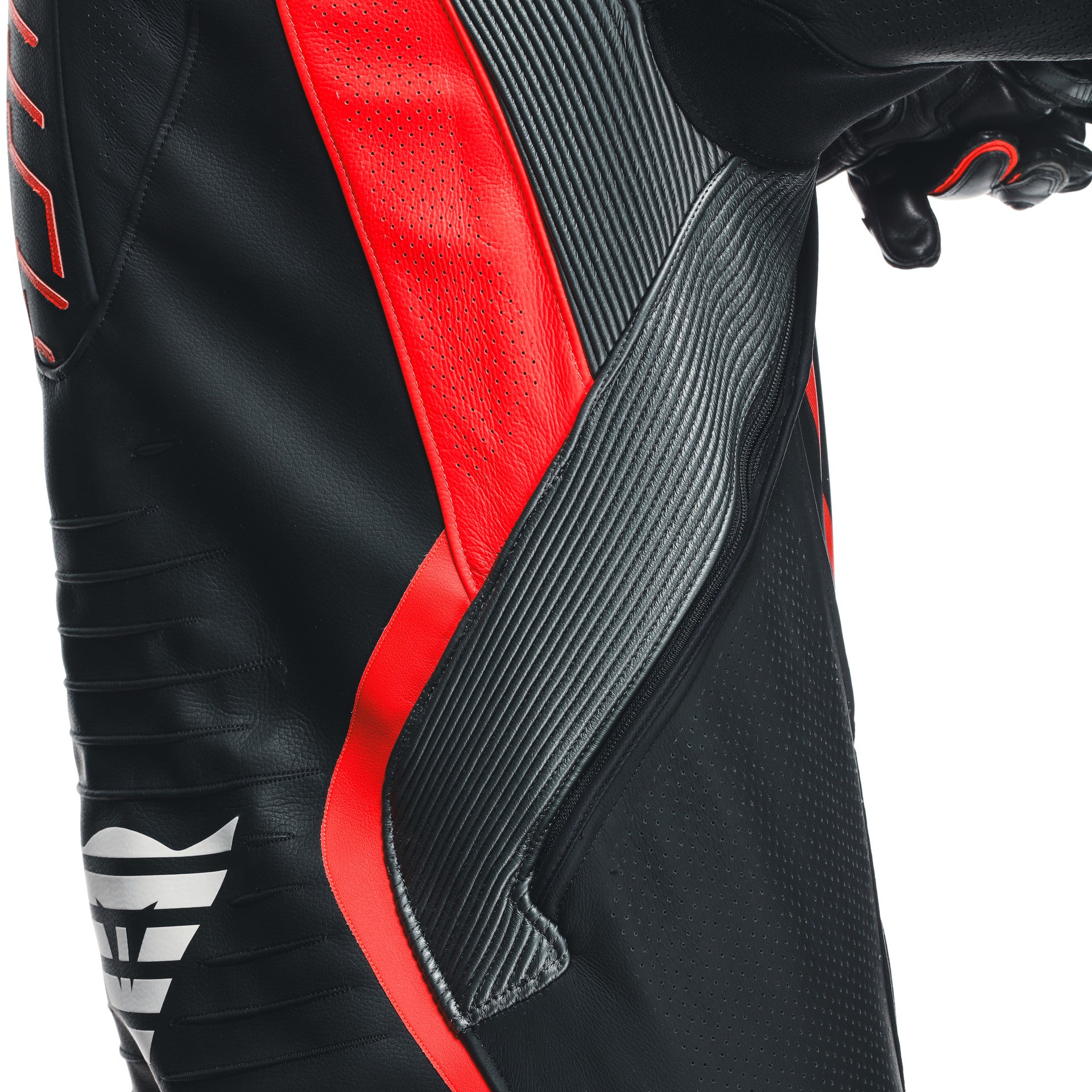 Dainese Audax D-ZIP Tek Parça Deri Kombin – Perfore Yarış Tulumu | Erkek | Siyah/Kırmızı 