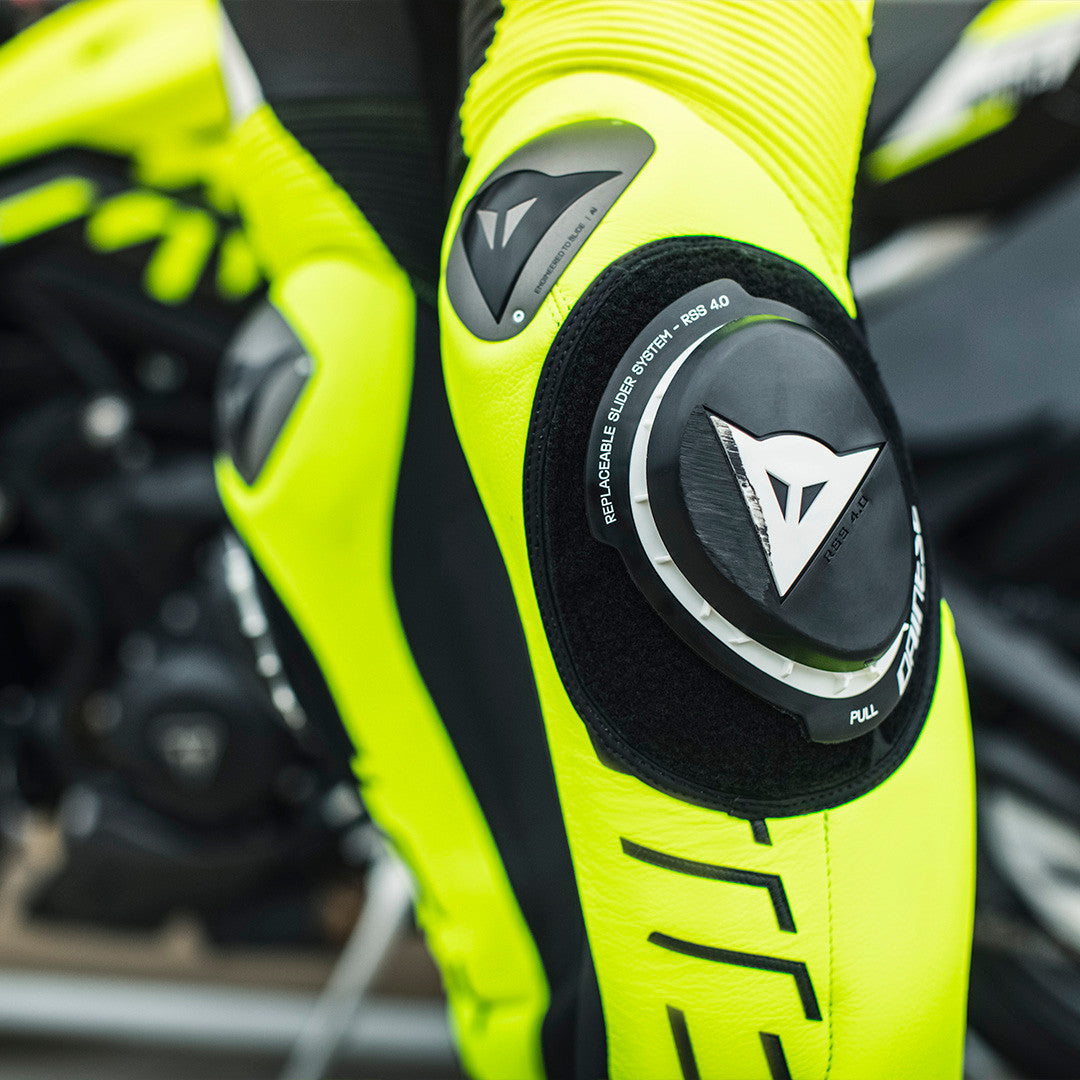 Dainese Audax D-ZIP Tek Parça Deri Kombinasyonu – Perfore Yarış Tulumu | Erkek | Siyah/Neon Sarı 
