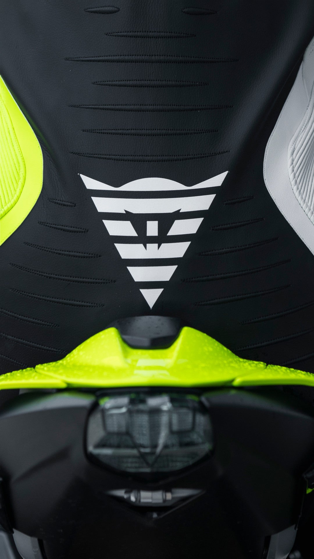 Dainese Audax D-ZIP Tek Parça Deri Kombinasyonu – Perfore Yarış Tulumu | Erkek | Siyah/Neon Sarı 