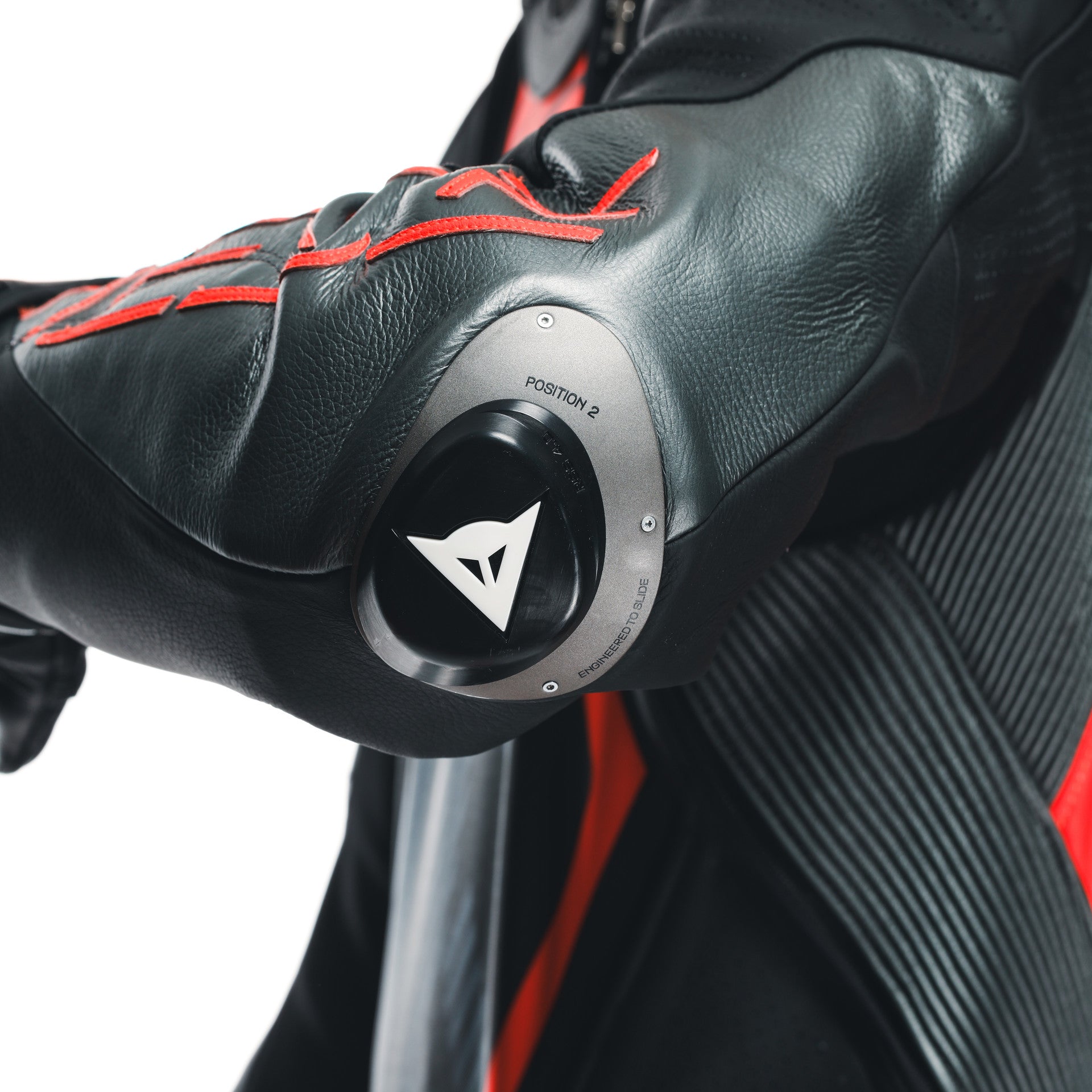 Dainese Audax D-ZIP Tek Parça Deri Kombin – Perfore Yarış Tulumu | Erkek | Siyah/Kırmızı 
