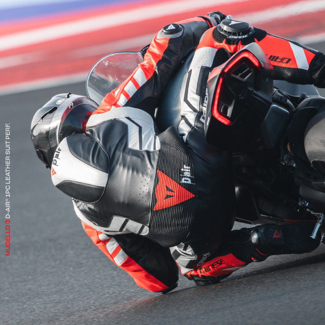 Dainese Mugello 3 D-AIR® Tek parça deri kombine – Perforasyonlu hava yastığı yarış kıyafeti | Erkek | Siyah/Kırmızı 
