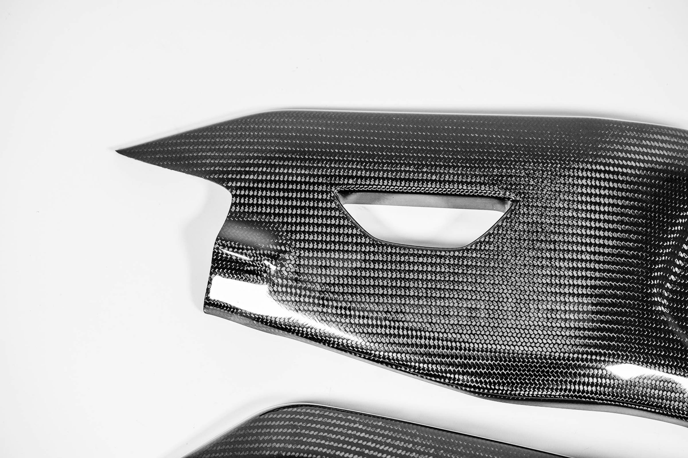 Yamaha YZF-R1/M RN32, RN49 ve RN65 (15-26) için 200g AP Carbon Line Süspansiyon Kapağı 