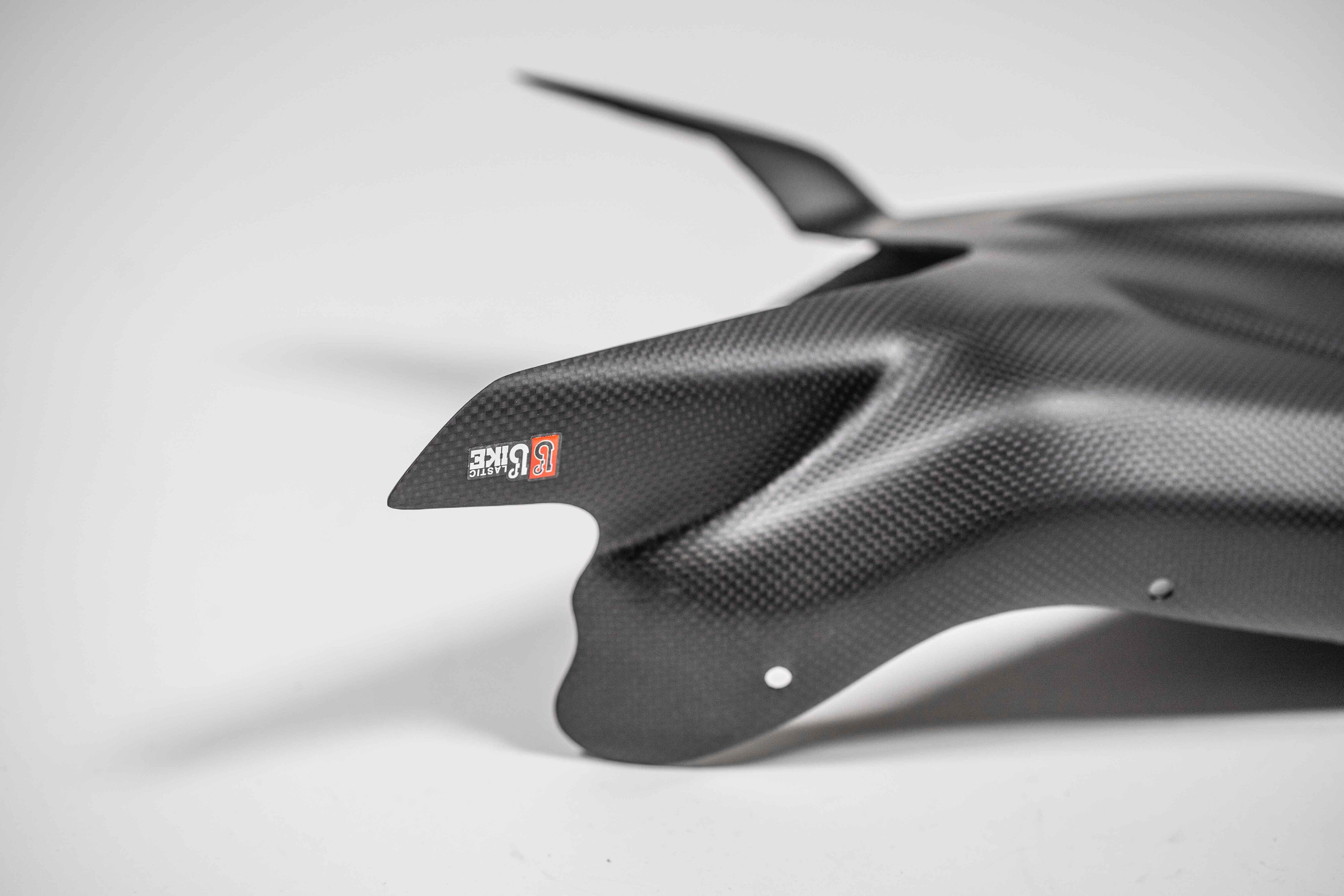 Ducati Panigale V2 955 (20-24) için Karbon Süspansiyon Kapağı PlasticBike 